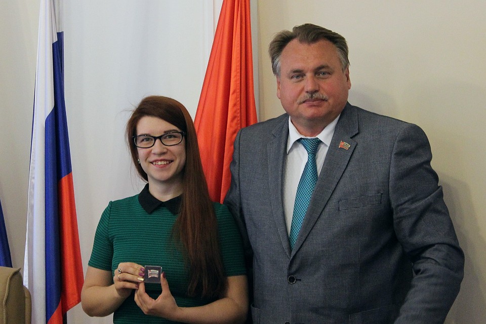 Новым членам молодежного парламента вручили значки парламентариев. Фото: Василий БЕРДНИКОВ