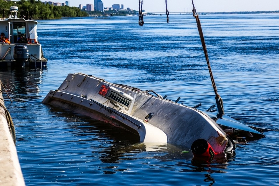 Плавучую дачу извлекли из воды при помощи тяжелого крана только утром следующего дня. Фото: ГУ МЧС по Волгоградской области