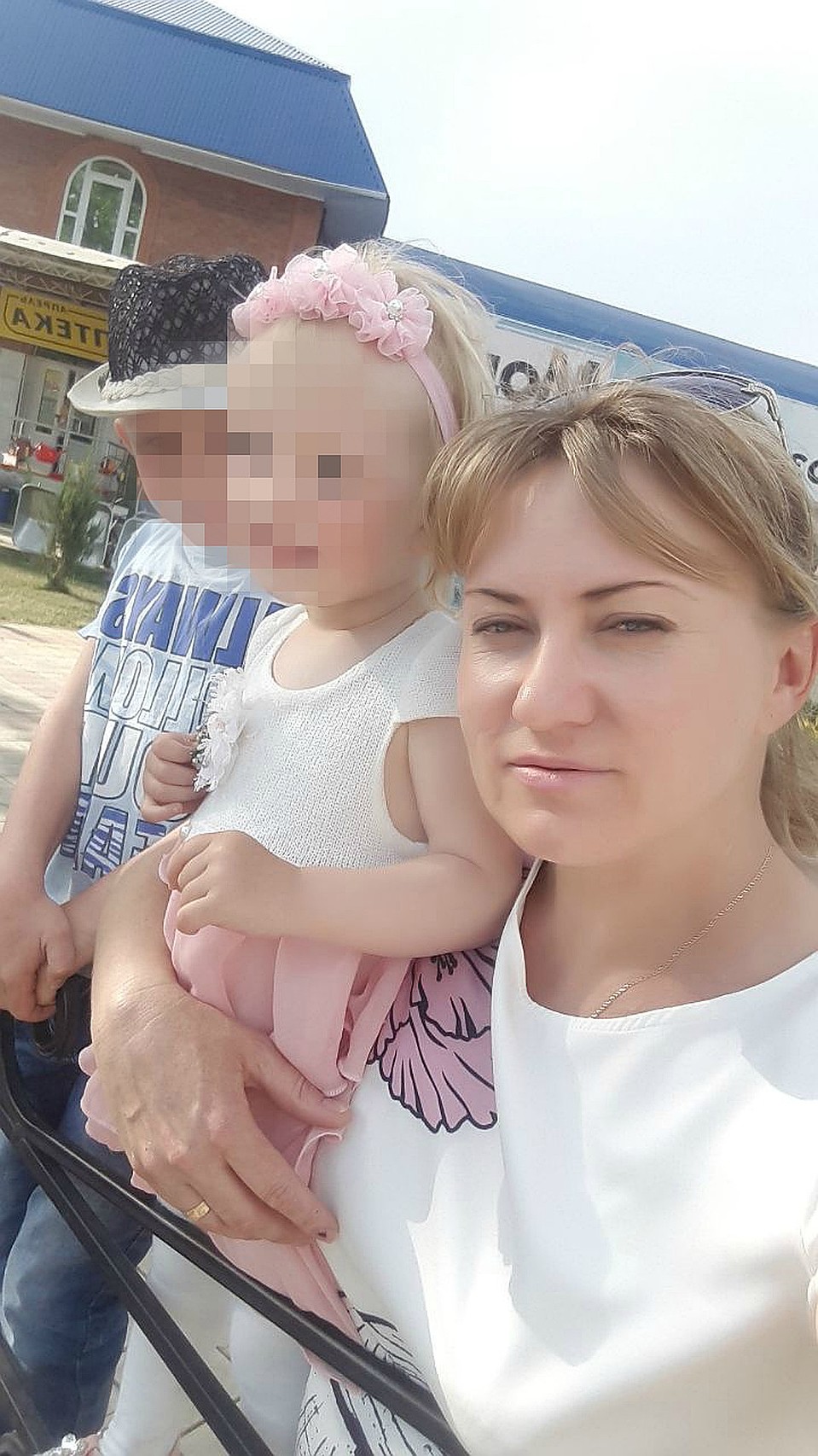 Сложнее всего сейчас с Иришкой, девочка везде ищет маму