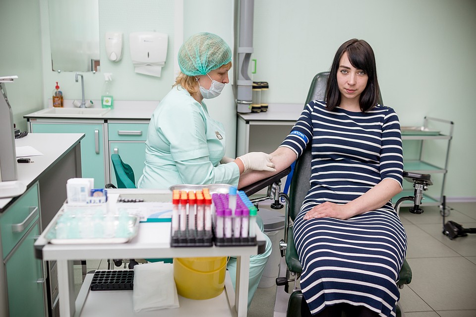 Наши героини прошли предварительную консультацию специалиста, отважно поделились своей кровью и узнали оценку метаболических процессов своего организма. Фото: Валерий ЗВОНАРЕВ