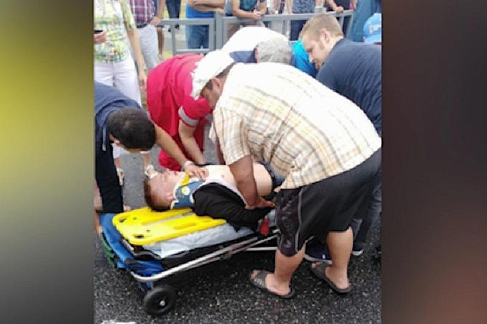 Кевин помогал грузить парня в машину "скорой". Фото: newsbox24.tv