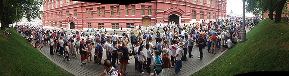 Кажется, в Москве иностранцев сейчас больше, чем коренного населения. Фото: Денис КОРСАКОВ