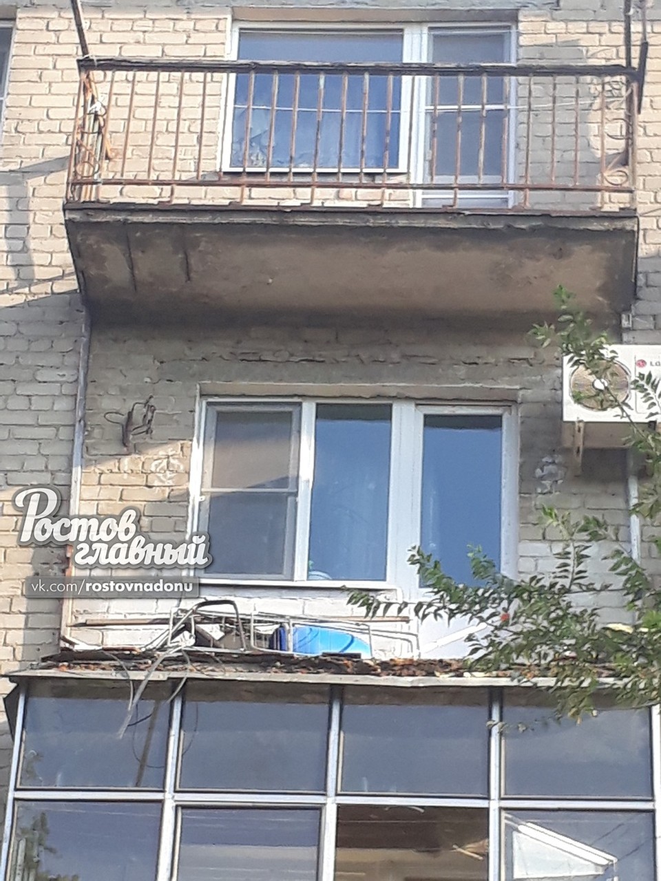 А в этом доме балкон остался без ограждения. Вообще. Унесло. Фото: ВК "Ростов Главный - новости Ростова-на-Дону"