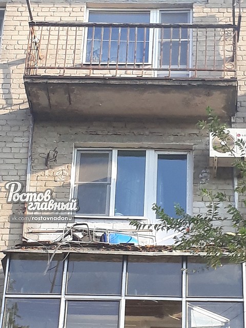 А в этом доме балкон остался без ограждения. Вообще. Унесло. Фото: ВК "Ростов Главный - новости Ростова-на-Дону"