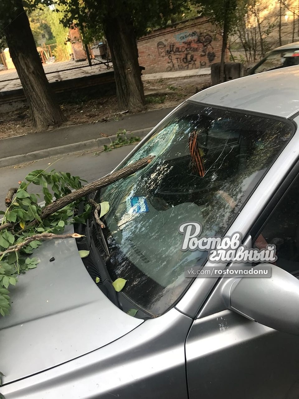 Это на Семашко. Машину жалко, но главное - люди целы! Фото: ВК "Ростов Главный - новости Ростова-на-Дону"