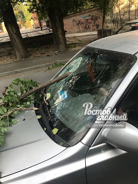 Это на Семашко. Машину жалко, но главное - люди целы! Фото: ВК "Ростов Главный - новости Ростова-на-Дону"