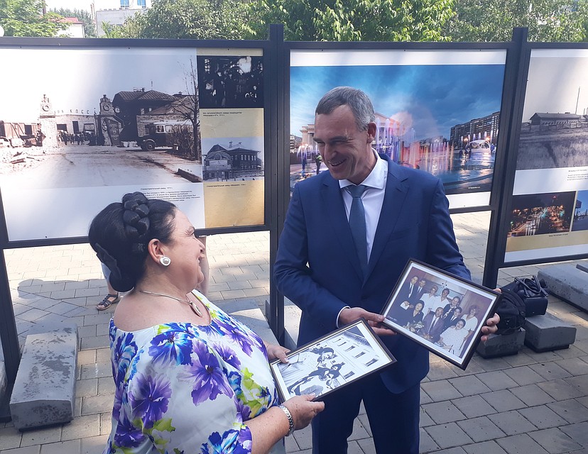 Врио главы города вручил Великой Княгине фотографии с ее прошлого визита в Тюмень Фото: Кира Санникова
