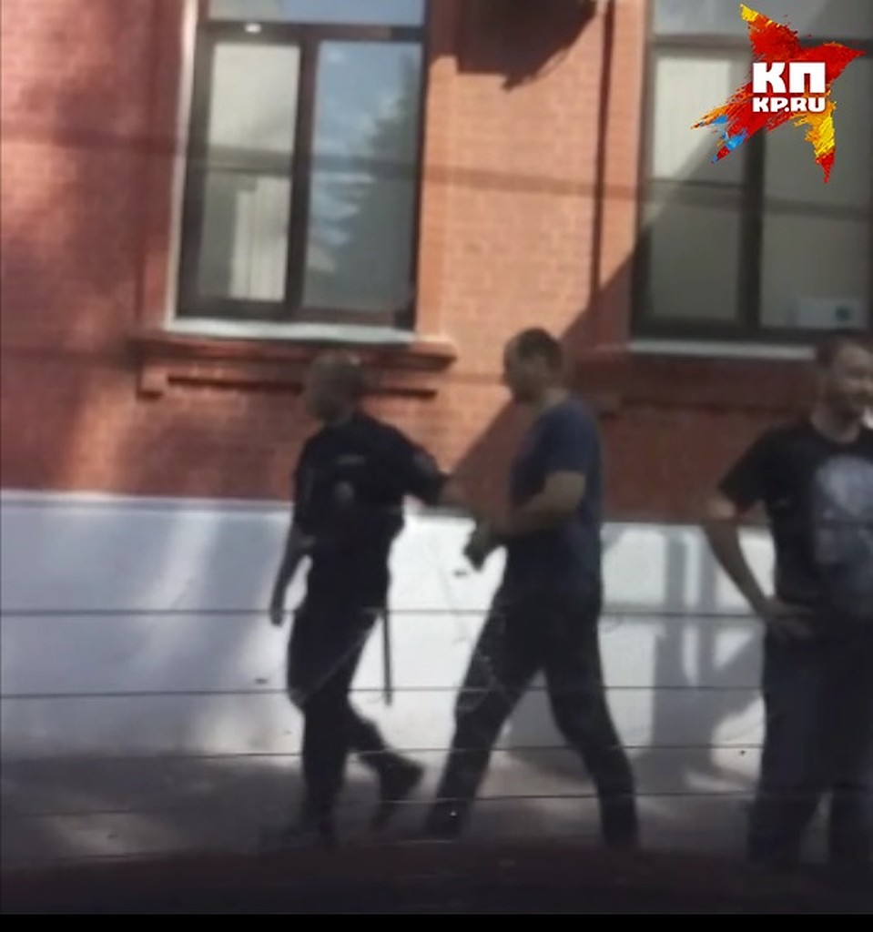 Александр Муковоз (в центре на фото) активно помогал подсудимым, когда работал в правоохранительных органах.