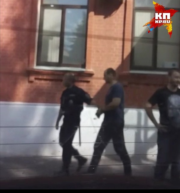 Александр Муковоз (в центре на фото) активно помогал подсудимым, когда работал в правоохранительных органах.