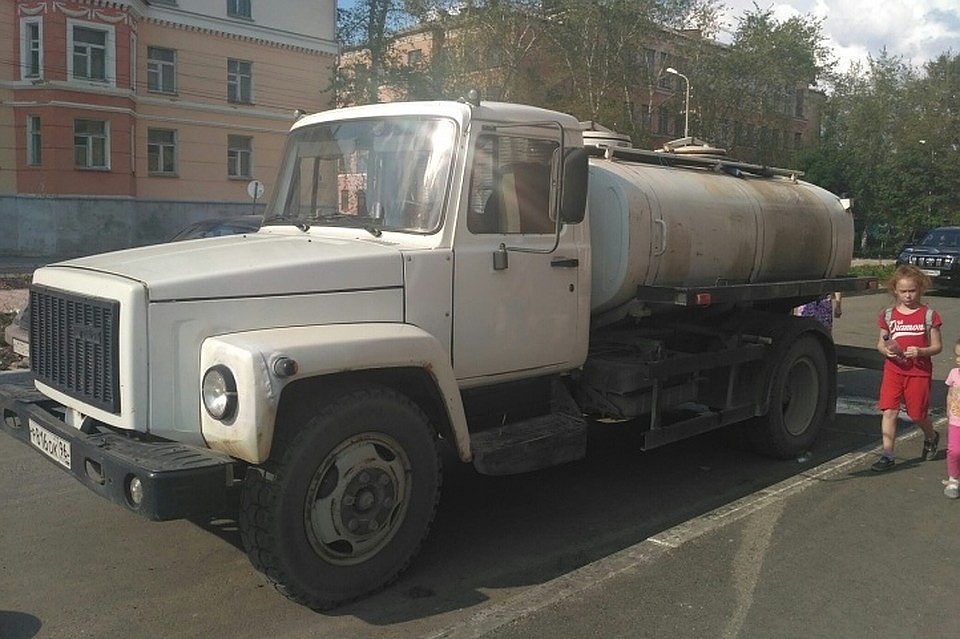 Водовозок на все поселки не хватало. Фото: администрация Североуральска