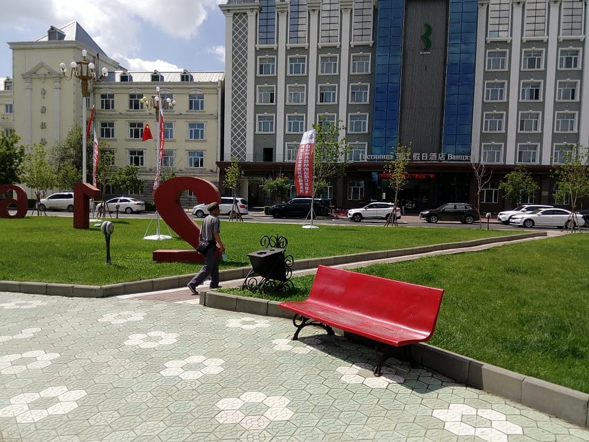 Лавочки в хэйхэ. Фото: Людмила СУДЕЙКИНА