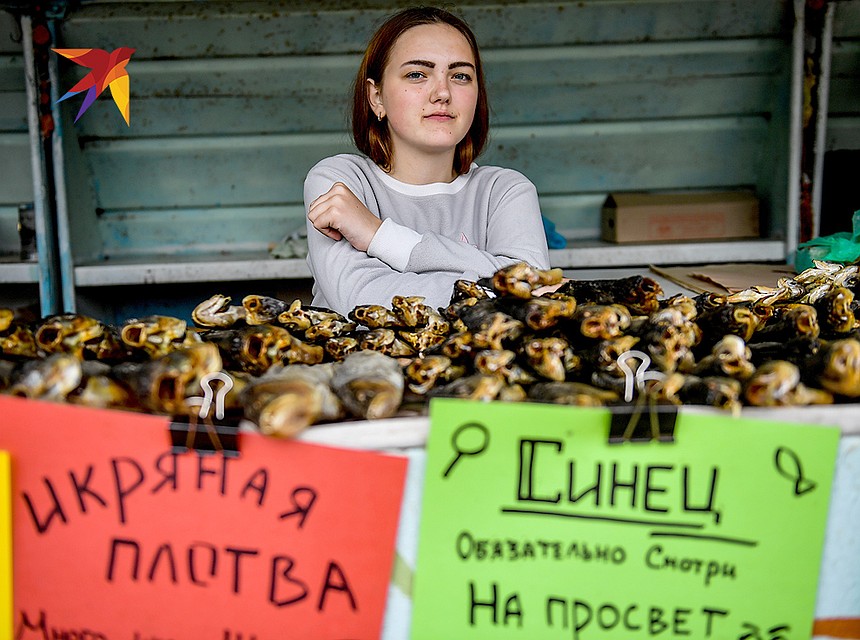 Продавщица рыбы в ожидании покупателей из числа туристов. Фото: Виктор ГУСЕЙНОВ