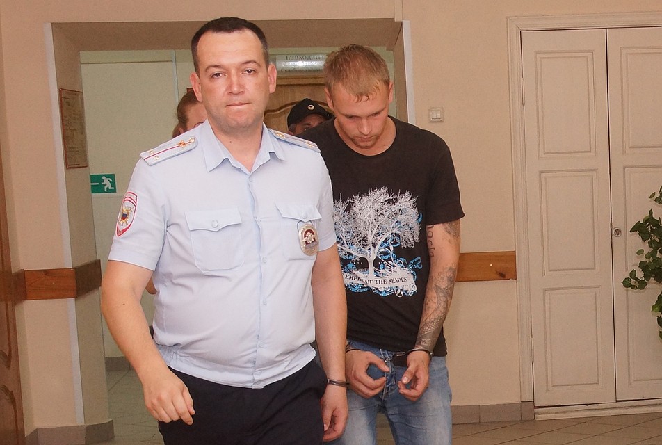 Парень не сказал ни слова журналистам, которые спрашивали его о случившемся Фото: Светлана МАКОВЕЕВА