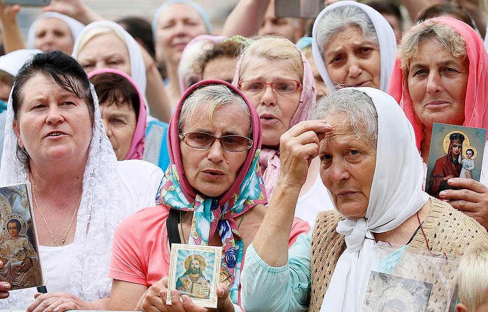 Верующие с иконками в центре Киева. Фото: REUTERS