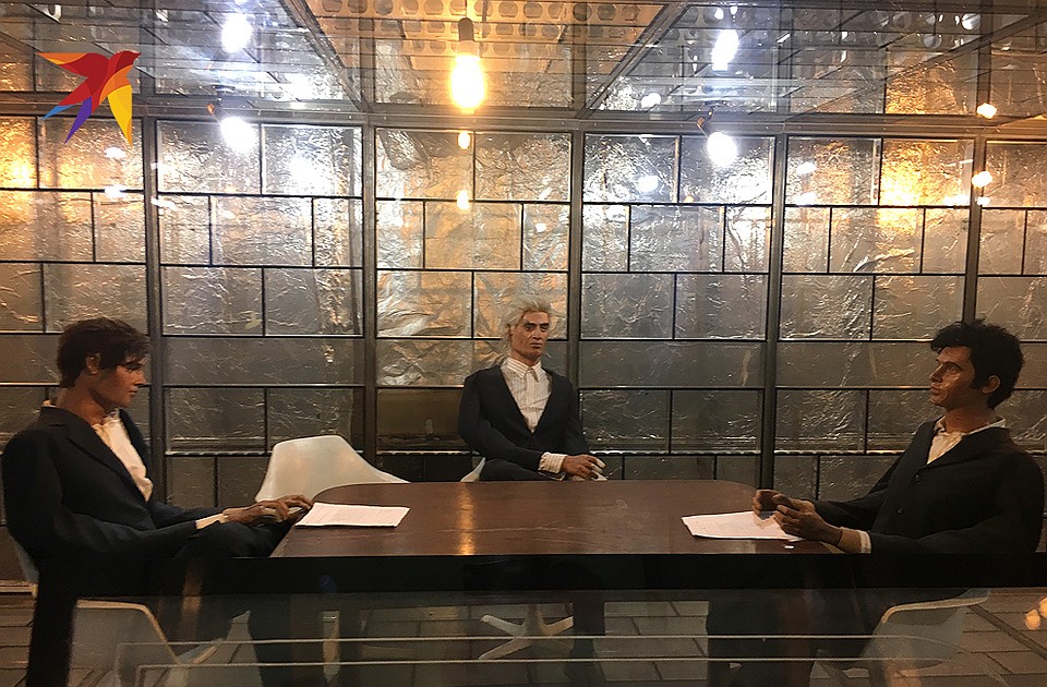 Звукоизолированная комната для секретных переговоров. Манекены изображают шпионов из США, которые строят козни против иранского народа Фото: Валерий РУКОБРАТСКИЙ