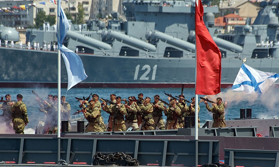 Красавцы-моряки вызывали восхищенные вздохи у девушек Фото: Василий БАТАНОВ