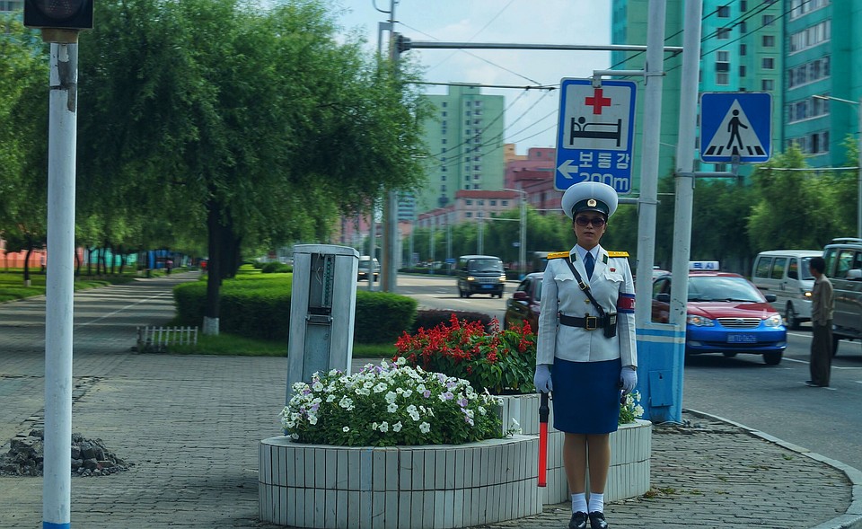 Девушки-регулировщицы на перекрёстках. Их можно встретить только в столице КНДР. Одна из самых престижных профессий в стране. Фото: Александр СЫРЦОВ