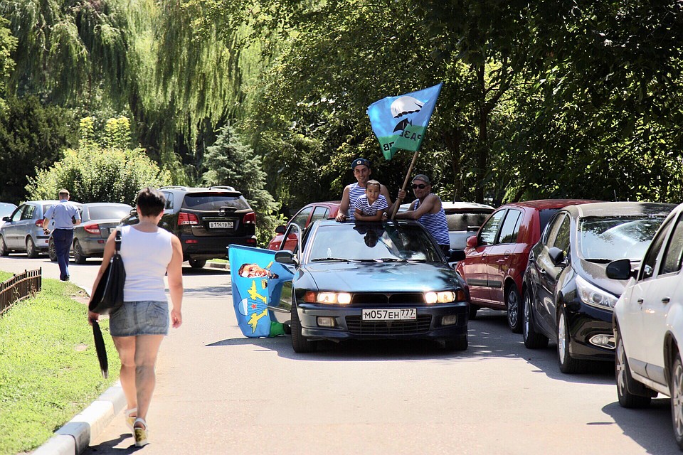 Автомобили с флагами ВДВ - по всему городу Фото: Наталья Гоцанюк