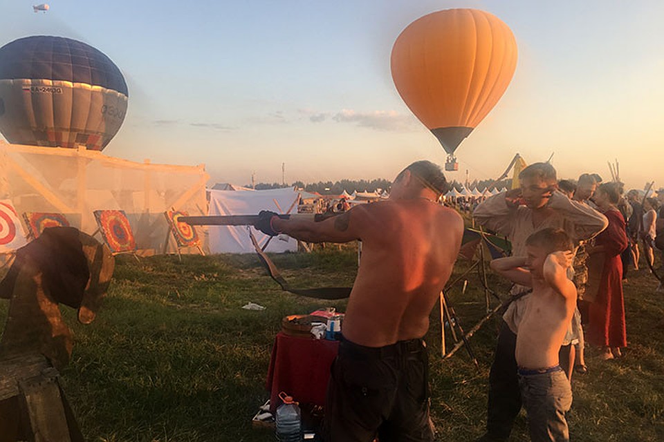 Уголок древнерусских забав где можно было бесплатно пострелять из лука или из старинного ружья Фото: Елена ЛАПТЕВА