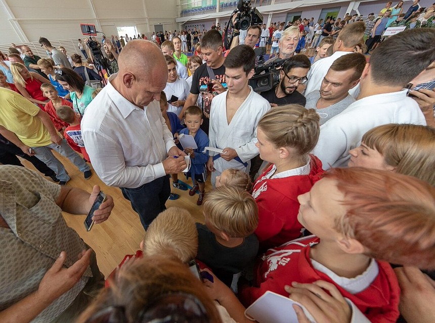 Поклонники продержали Александра Карелина как минимум полчаса. Фото: Пресс-служба администрации Псковской области