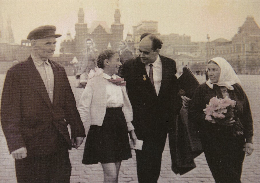 Василий Михалович Песков на Красной площади с родителями Михаилом Семеновичем, Татьяной Павловной и дочерью Татьяной в день вручения Ленинской премии Фото: Личный архив
