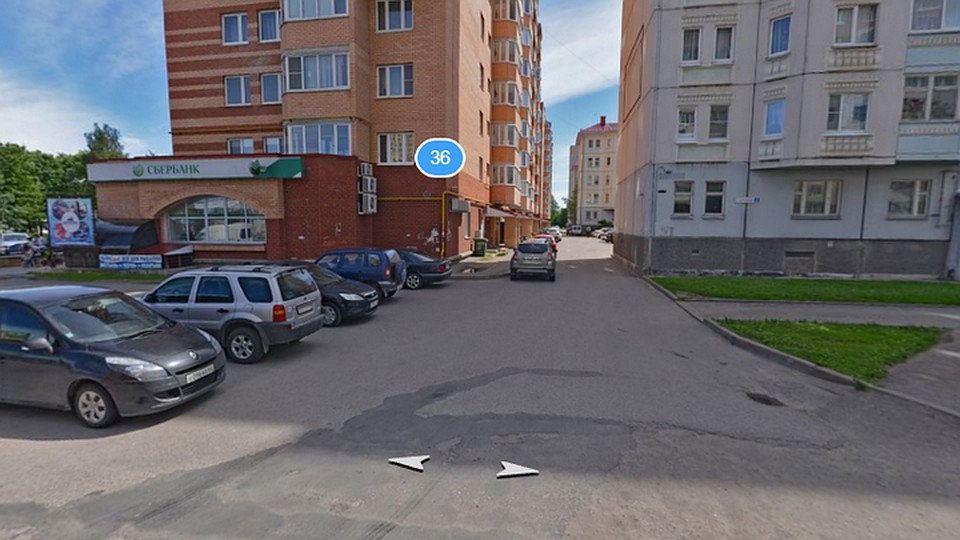 Именно этот въезд во двор пугает жителей: там не видно въезжающие машины, приходится буквально сворачивать шею, чтобы что-то рассмотреть. Фото: Яндекс.карты