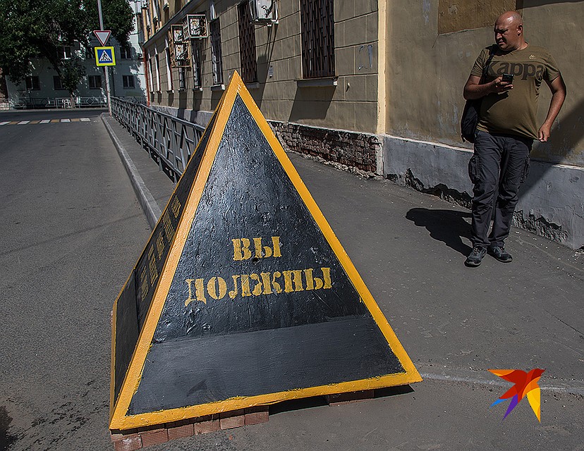 Местные говорят, что схема - рабочая. Неплательщики стараются побыстрее разобраться с долгами, чтобы убрать постыдные пирамиды. Фото: Виктор ГУСЕЙНОВ