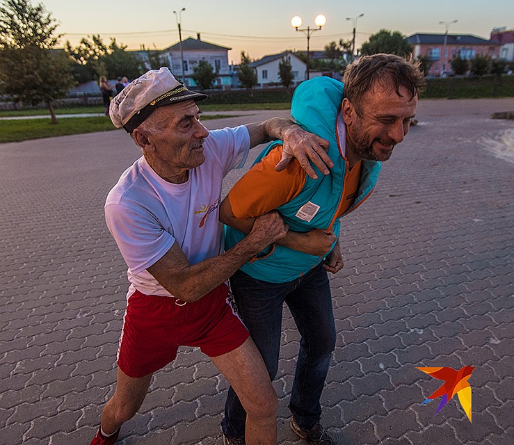 78-летний дедушка берет Ворсобина за рукав и размашисто бросает через плечо Фото: Виктор ГУСЕЙНОВ
