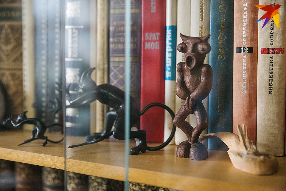 На полках в кабинете писателя - фигурки чертиков. Фото: Павел МАРТИНЧИК