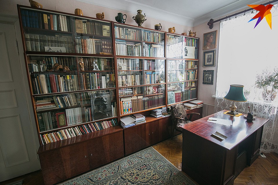 На полках в кабинете Короткевича - книги, фотографии и различные статуэтки. Фото: Павел МАРТИНЧИК