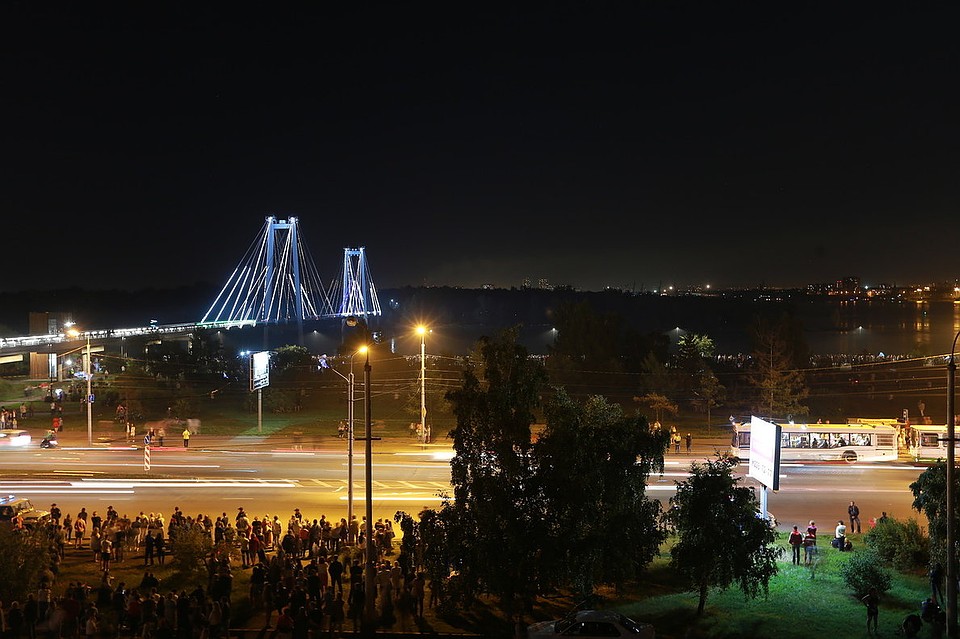 Сначала засиял подсветкой вантовый мост Фото: Мария ЛЕНЦ