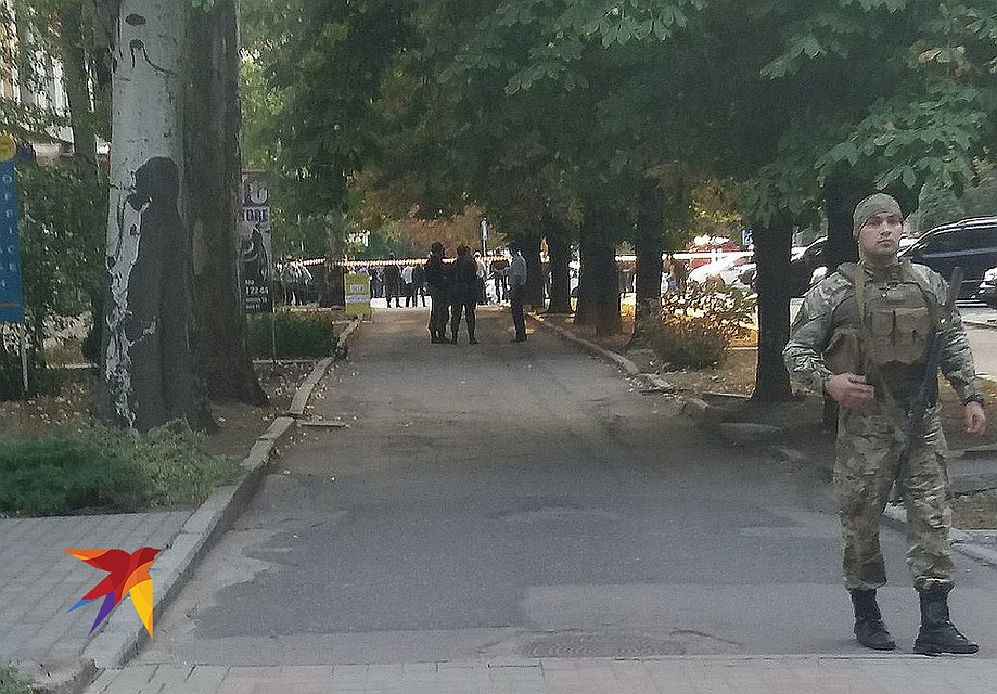 Место взрыва оцеплено спецподразделениями ДНР. ФОТО: Комсомольская правда Донецк