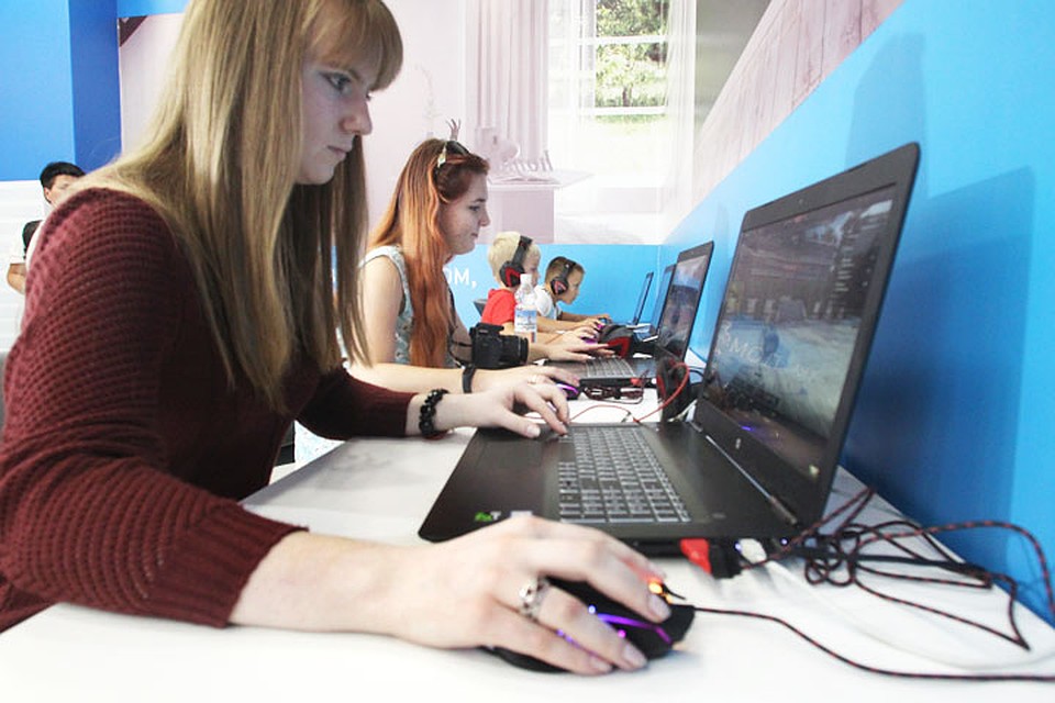Пока одни посетители сражаются в WorldofTanks на эксклюзивном танке... Предоставлено ПАО Ростелеком.