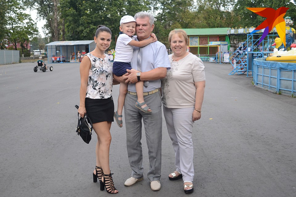 Бабушка и дедушка часто гуляют с внуком в парке железнодорожников.