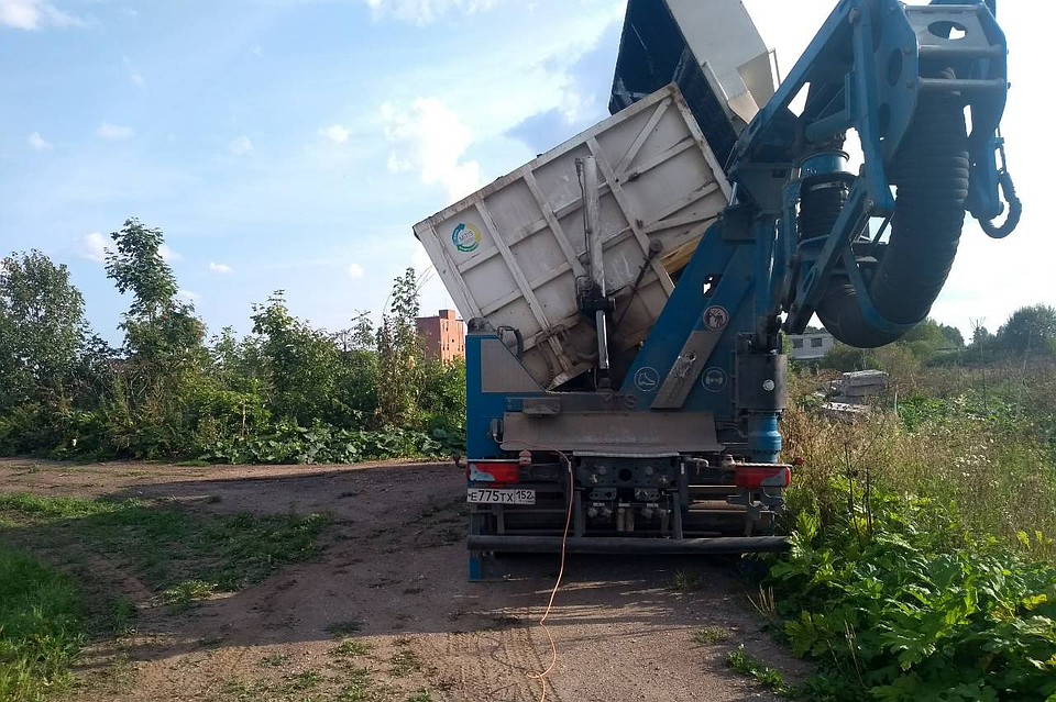 Волонтеры с помощью вакуумного экскаватора откачали все содержимое резервуаров Фото: СОЦСЕТИ