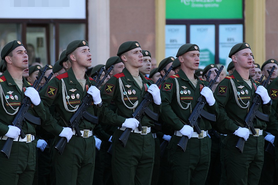 В параде приняли участие действующие военные. Фото: пресс-служба Брянского городского Совета народных депутатов.