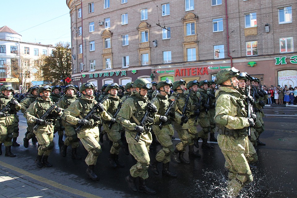 Военнослужащие прошли по проспекту Ленина в полном обмундировании. Фото: пресс-служба Брянского городского Совета народных депутатов.