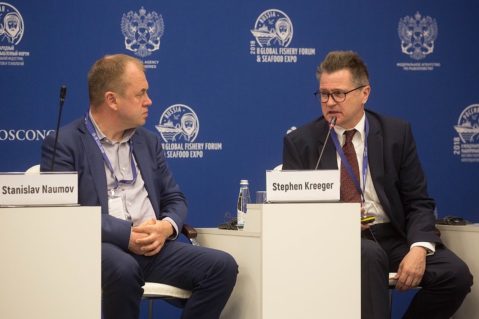 Представитель X5 Retail Group Станислав Наумов и представитель Росагромаркета Стивен Кригер. Фото: Александр ГЛУЗ
