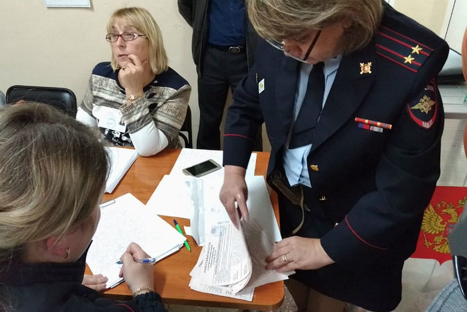 Полицейские подсчитывают количество вброшенных бюллютеней Фото: Мария ИГНАТЬЕВА