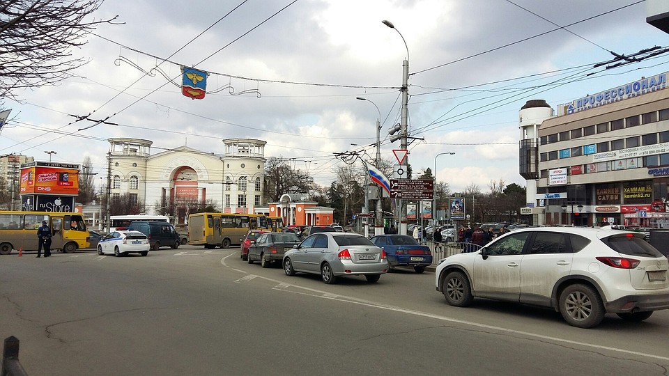 Водителей просят пересесть с авто на общественный трансопрт. Фото: Анастасия КУРДЮКОВА