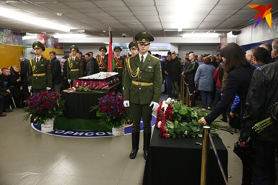 Тысячи белорусов простились с Анатолием Капским. Фото: Павел МАРТИНЧИК