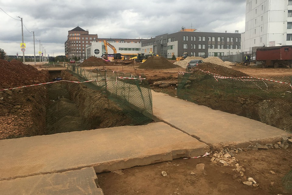 Тротуары у школы Фото: Валентина РОГАЧЕВА