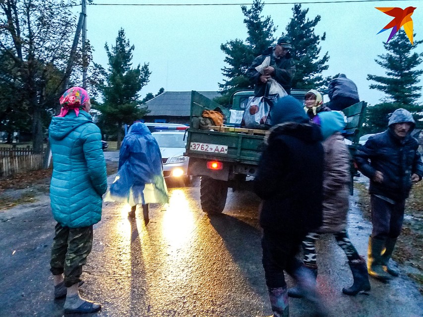 За перевозку пассажиров в кузове ЗИЛа штрафуют, но люди не перестают ездить - а как иначе добраться до болота? Фото: Оксана БРОВАЧ