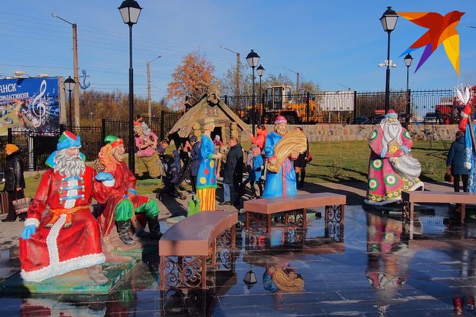 В центре детского городка, на приподнятой площадке - скульптурная композиция по сказке «12 Месяцев». Фото: Виктор КОСТРОВ