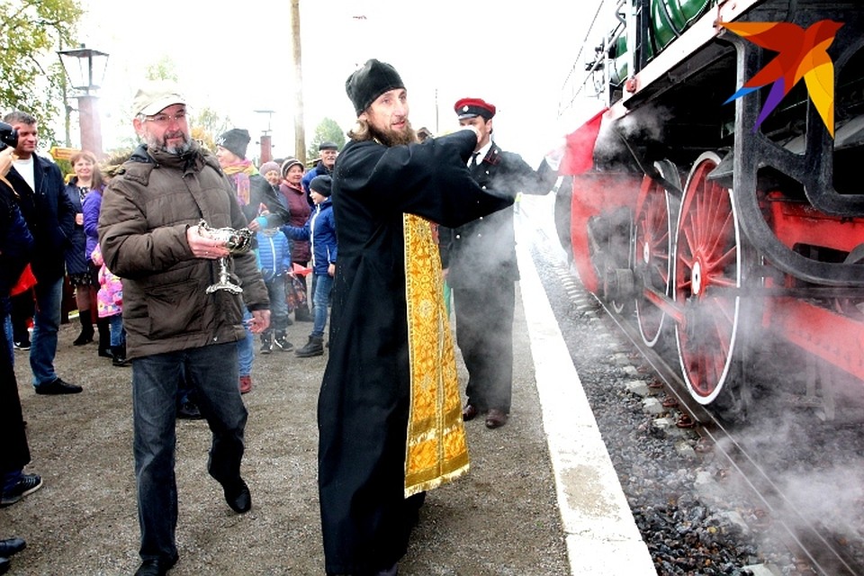 На самой первой остановке паровоз окропили святой водой Фото: Ирина ТАРАСОВА