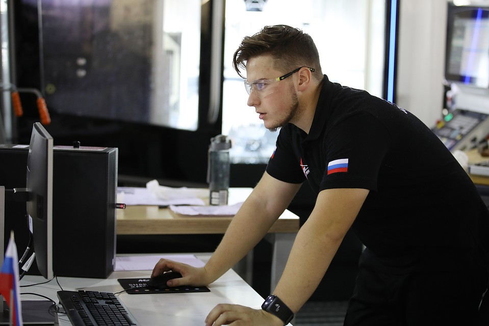 Лучший фрезеровщик за работой Фото: Личный архив