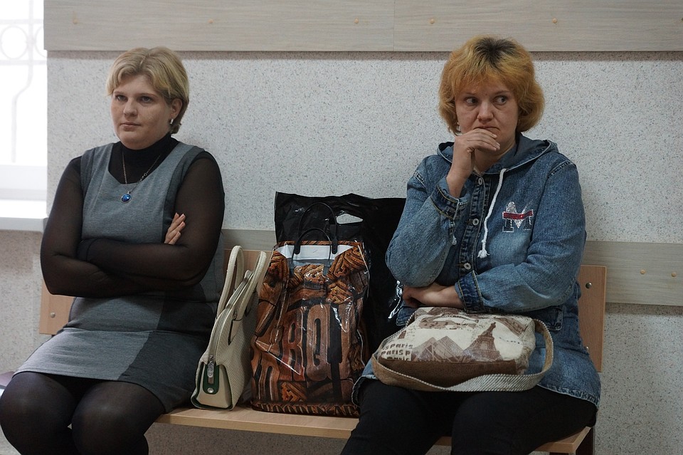 Сестра подсудимого (справа) до сих пор не может поверить, что брак Андрея и Елены (слева) дошел до такого Фото: Светлана МАКОВЕЕВА