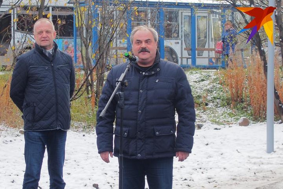 На улице царил пронизывающий холод: потеплее оделись как мурманчане, так и главы города. Фото: Виктор КОСТРОВ