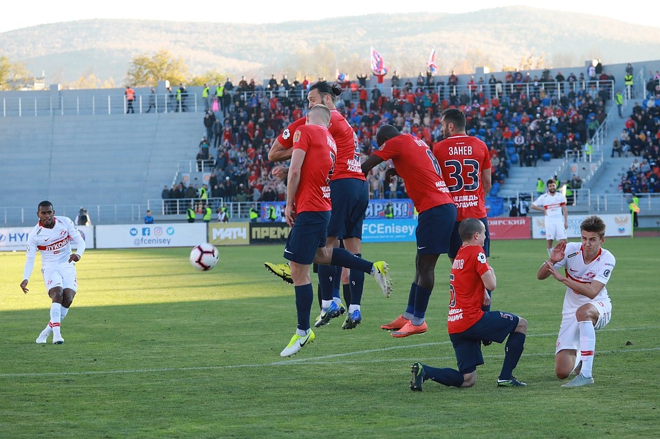 Первый гол в ворота соперников отпраздновали футболисты "Енисея" Фото: Мария ЛЕНЦ