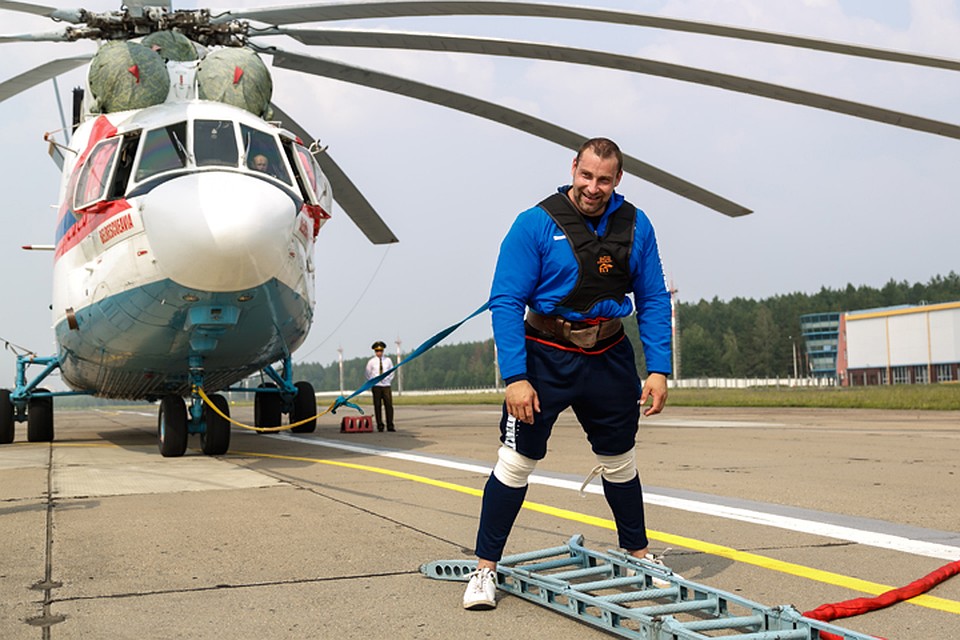 Сила, воля, стальные мышцы и характер...Кирилл Шимко ставит рекорд за рекордом. Например, готов протащить за собой на троссах вертолет! Фото: личный архив героя публикации